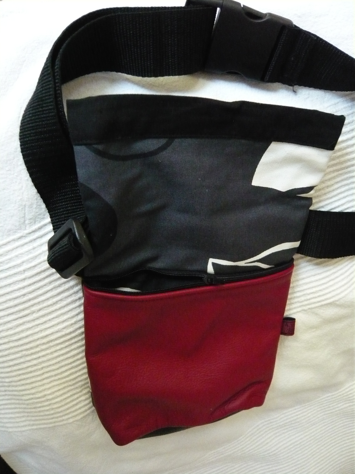 Vorderseite Bauchtasche, 
Leder- Rei&szlig;verschlu&szlig;fach