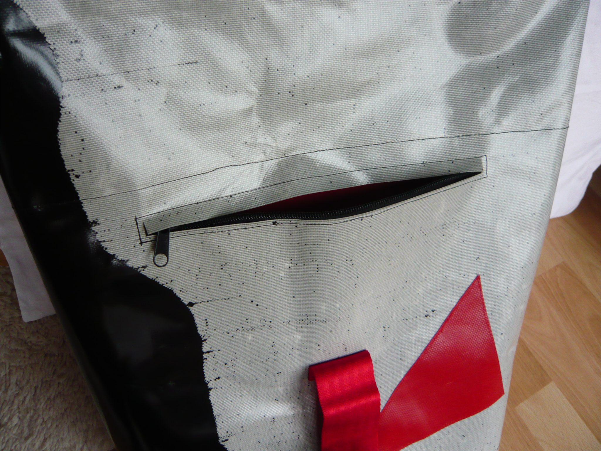 Rei&szlig;verschlu&szlig;tasche unter dem Umschlag